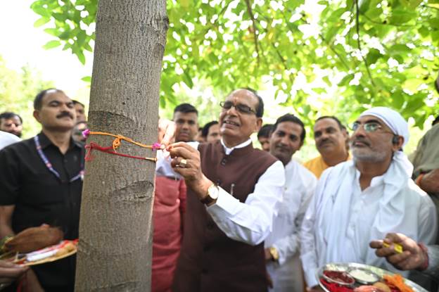 Shivraj Singh Chouhan Tree Rakhi