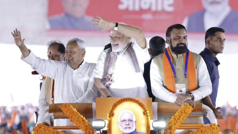 PM Modi Bihar Visit: PM Modi held Nitish's hand at the inauguration of Auntha-Simaria bridge, 'greeted Bihar by waving a towel'