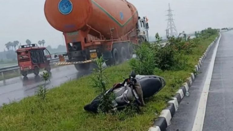 Bihar Road Accident: Tragic accident in Bihar, pickup hits scooter, two female teachers seriously injured