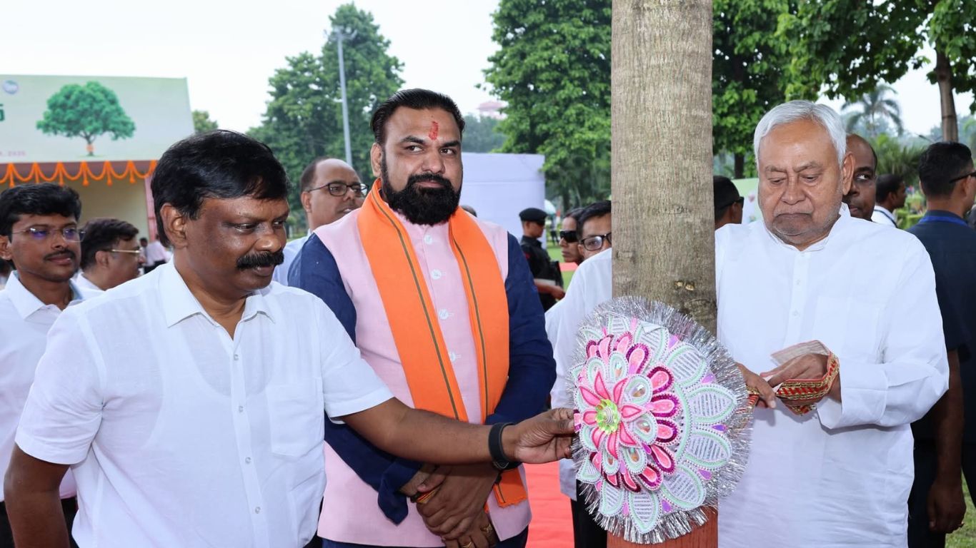 Rakshabandhan 2025: CM Nitish tied Raksha Sutra to the tree, planted saplings, gave message of environmental protection