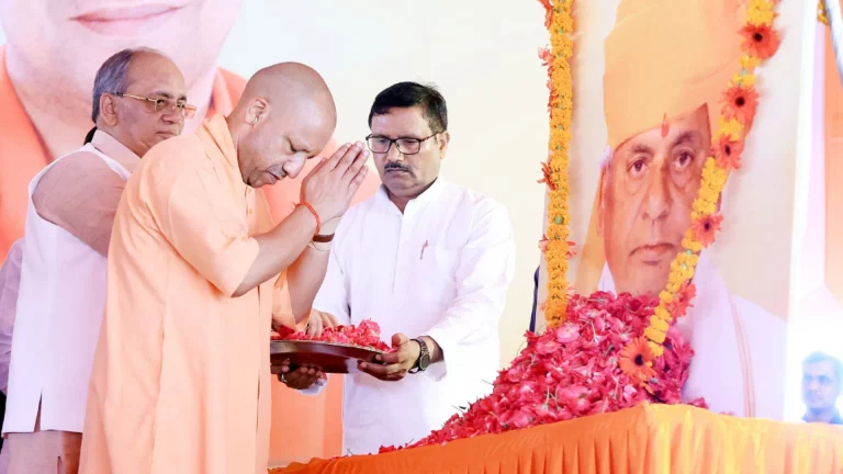 CM Yogi In Aligarh: Yogi's visit to Aligarh on Kalyan Singh's death anniversary! Political message of 2027 on the pretext of 'Hindu Pride Day'
