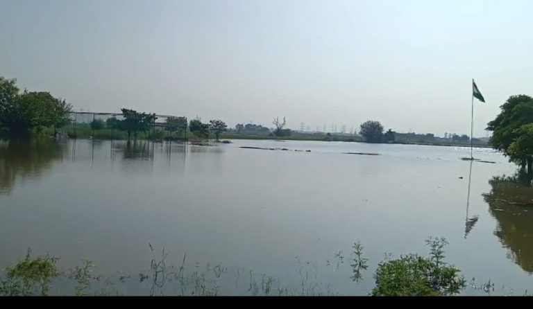 Flood Alert in Hindon River: हिंडन नदी में उफान से मंडराया संकट, गांवों में घुसा पानी, प्रशासन लापता!