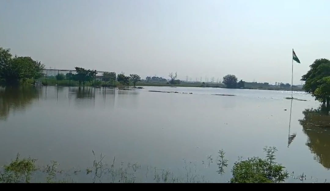 Flood Alert in Hindon River: हिंडन नदी में उफान से मंडराया संकट, गांवों में घुसा पानी, प्रशासन लापता!