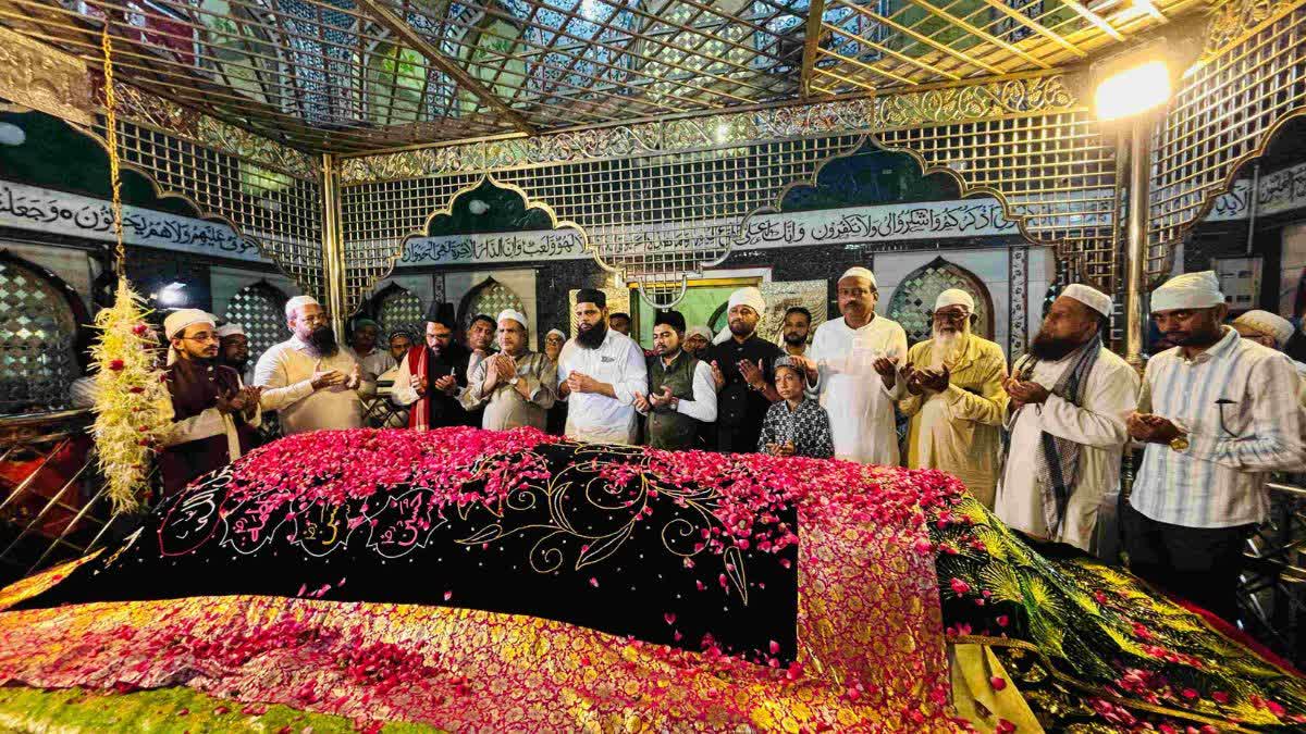 On Prime Minister Modi's birthday, the Muslim Rashtriya Manch in Raipur offered a chadar at the dargah and prayed for his long life.