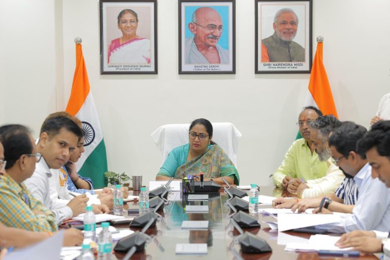 Delhi Political News: There is a ruckus over a picture of Delhi CM Rekha Gupta, why is AAP saying - Delhi has a government like Phulera Panchayat