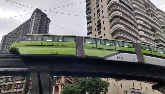 Monorail Technical Glitch: Due to heavy rains in Mumbai, there was a technical fault in the monorail, 17 passengers were evacuated safely