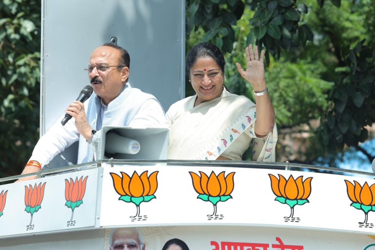 Delhi's First Mobile Office: CM Rekha inaugurated Delhi's first mobile office, now every problem will be solved sitting at home