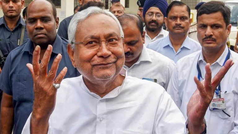 24_06_2024-nitish_kumar_happy_gesture_23745794_215032879