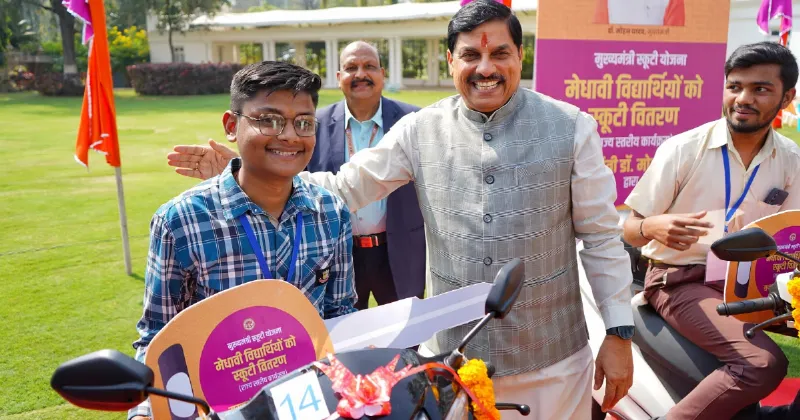 Chief Minister Dr. Mohan Yadav gave free scooty to 12th toppers, lakhs of girls got the gift of cleanliness and stipend