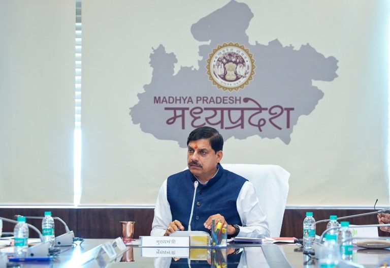 MP News: निरीक्षण के दौरान अव्यवस्था पर भड़के मुख्यमंत्री, बोले "आपसे नहीं हो रहा तो छोड़ो फिर", फटकार से कांपे अधिकारी