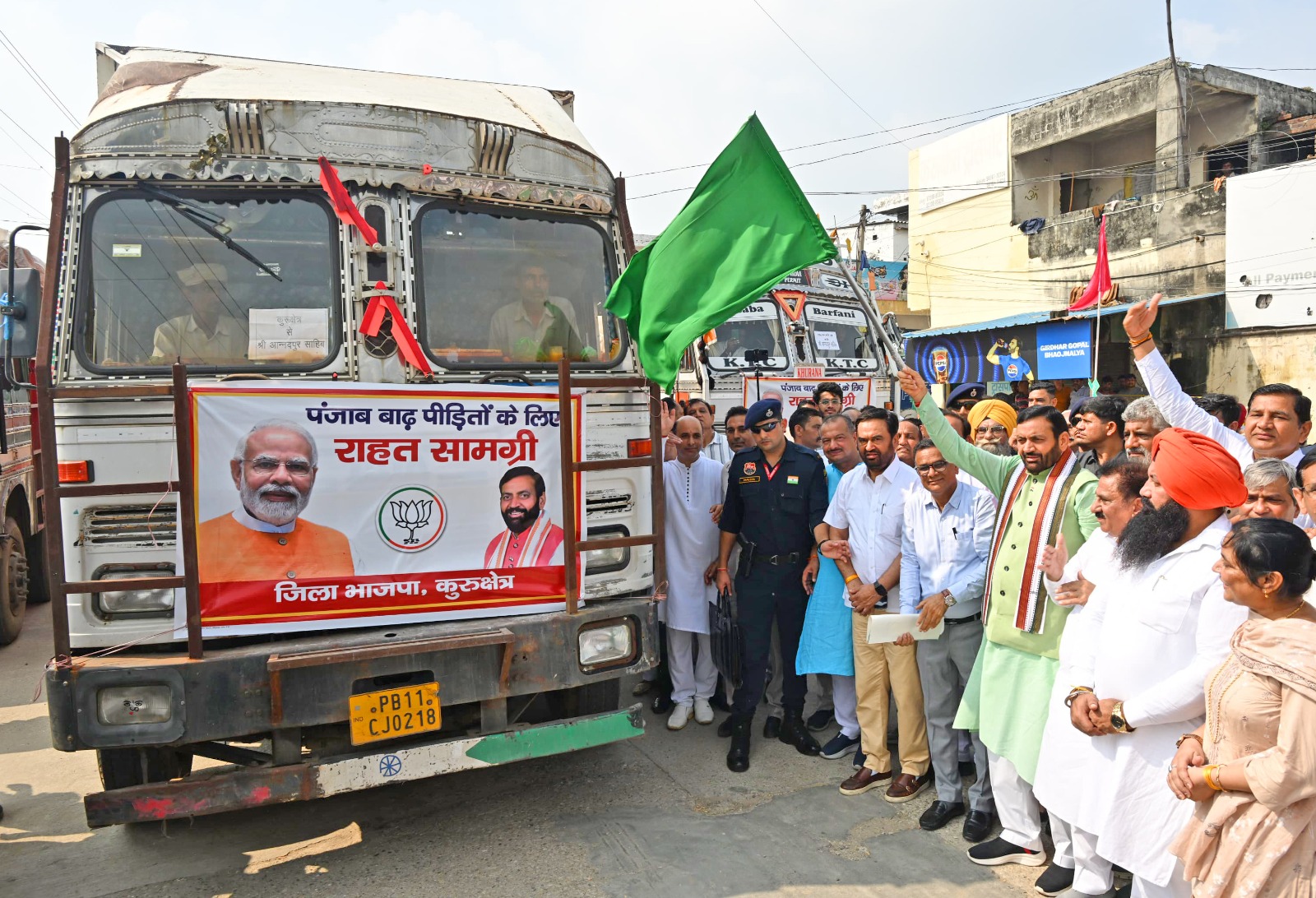 Flood Relief for Punjab: "पड़ोसी धर्म की मिसाल", पंजाब के बाढ़ पीड़ितों के लिए हरियाणा से राहत सामग्री लेकर रवाना हुए 21 ट्रक