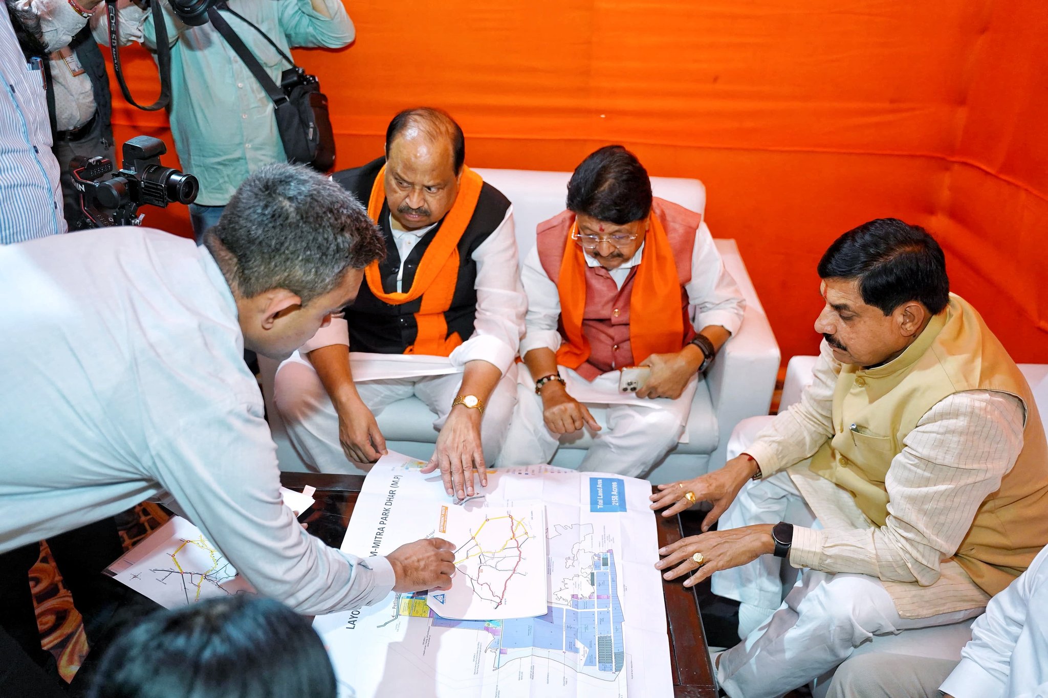 MP News: भैंसोला पहुंचे मुख्यमंत्री, पीएम मोदी के दौरे की तैयारियों का लिया जायजा