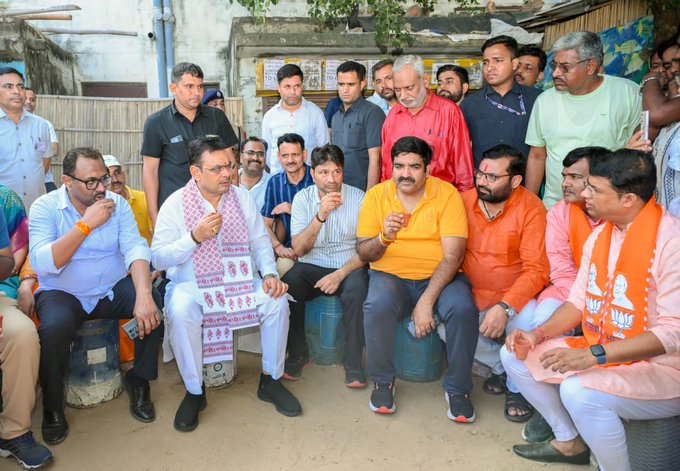 Narendra Modi Birthday: Bhajanlal Sharma's unique style on PM Modi's birthday - made tea on the roadside and served it to people himself.