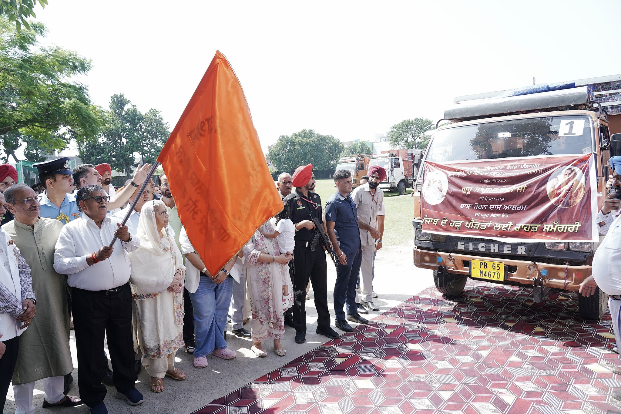 Governor Gulab Chand Kataria: बाढ़ पीड़ितों की सेवा में स्वामी मोहन दास आश्रम पहुंचे राजयपाल, 10 ट्रकों में भेजी गई राहत सामग्री