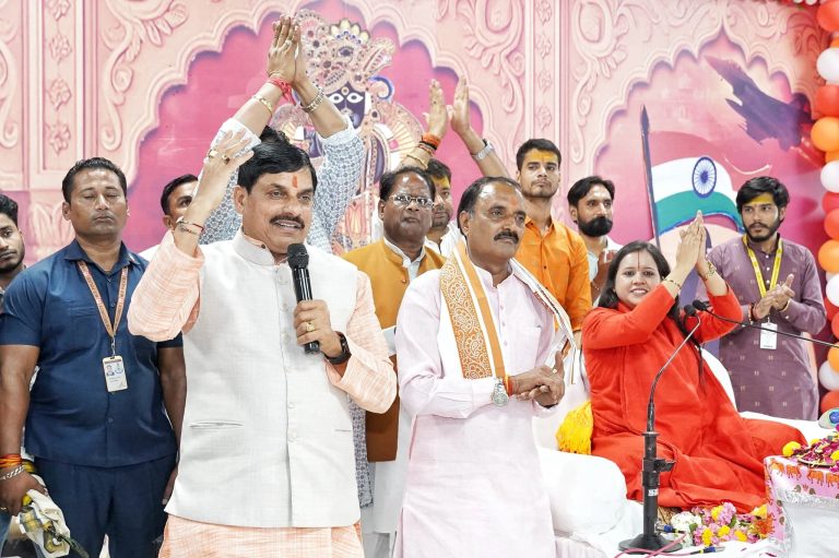 CM Mohan Yadav Vrindavan Visit: वृंदावन में सीएम मोहन यादव का संदेश, “जब राम मुस्कुरा सकते हैं, तो कृष्ण क्यों नहीं?”