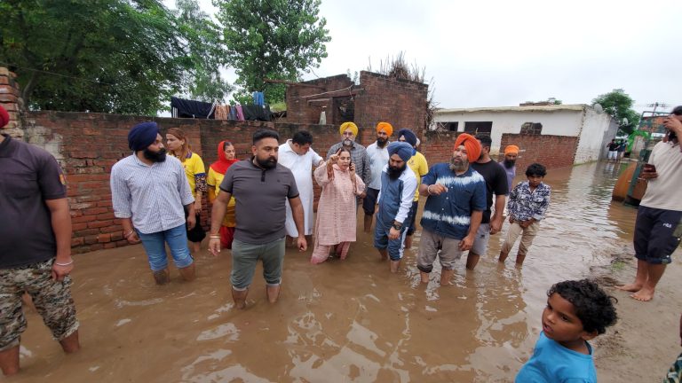 Punjab Flood: पंजाब में दशकों की सबसे भीषण बाढ़, 23 जिले प्रभावित, राहत और बचाव कार्य जारी