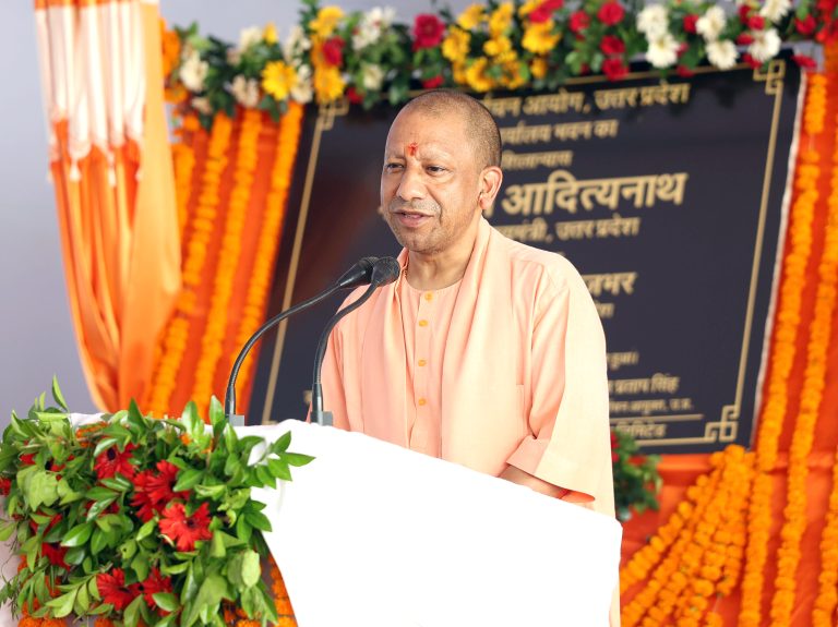 CM Yogi Adityanath: टीचर्स डे पर योगी का बड़ा तोहफा, शिक्षकों के लिए कैशलेस इलाज सुविधा का ऐलान