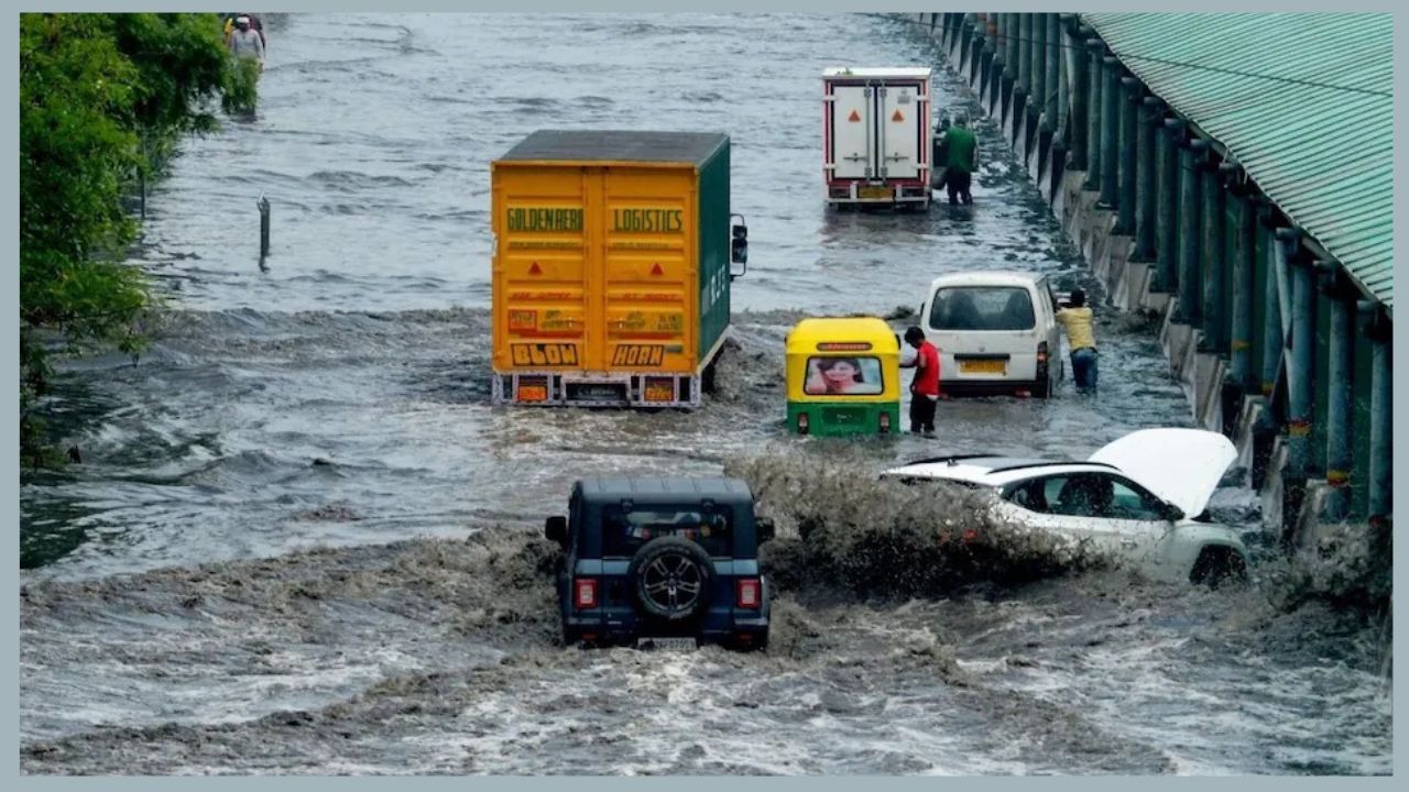 Gurugram Heavy Rainfall: गुरुग्राम में तेज बारिश का कहर, जर्जर मकान खाली कराए, लोगों को सुरक्षित स्थानों पर पहुंचाया