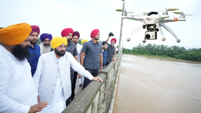 Punjab Flood Relief: बाढ़ से बेहाल पंजाब, सरकार की नई पहल,ड्रोन से पहुंचाई जा रही मदद