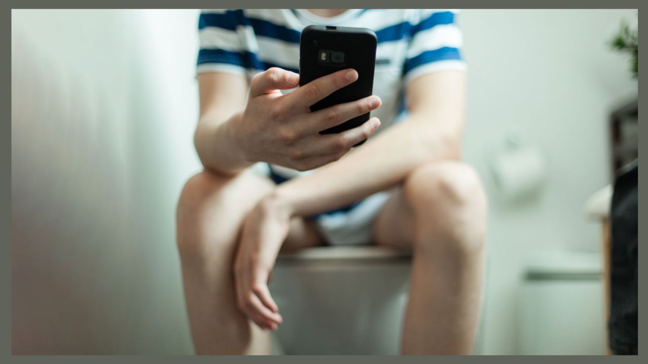 Using Phone in Toilet: टॉयलेट में फोन का इस्तेमाल, एक आदत जो बन सकती है गंभीर बीमारियों का कारण