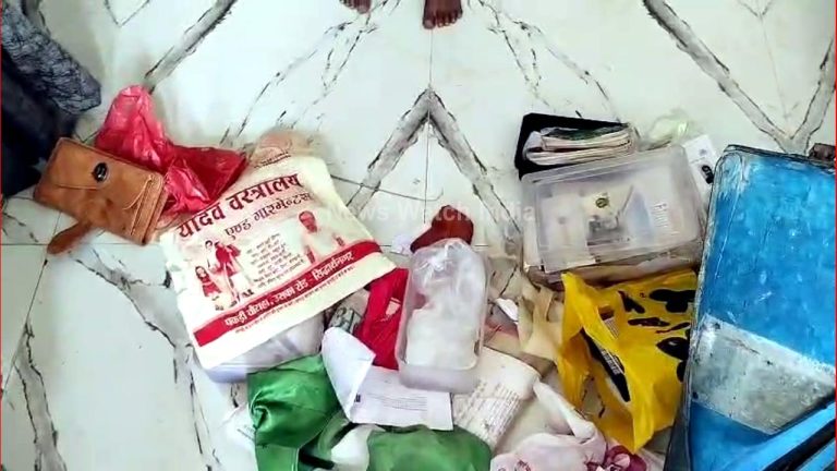 सिद्धार्थनगर जिले के उस्का बाजार क्षेत्र में घर का ताला तोड़कर जेवरात और नकदी चोरी करने के बाद जांच करती पुलिस।