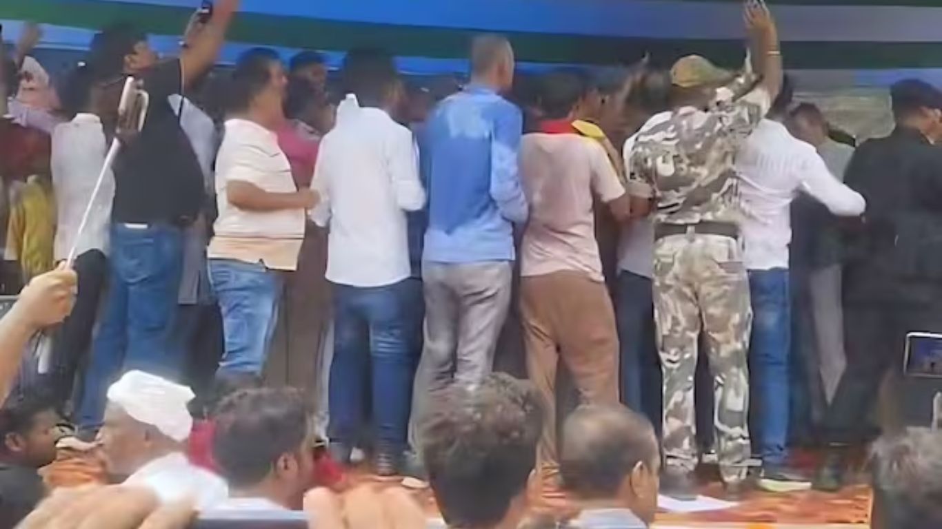 Bihar Chunav 2025: There was a ruckus during the NDA conference in Jamui, minister and former MLC clashed on the stage, there was a ruckus