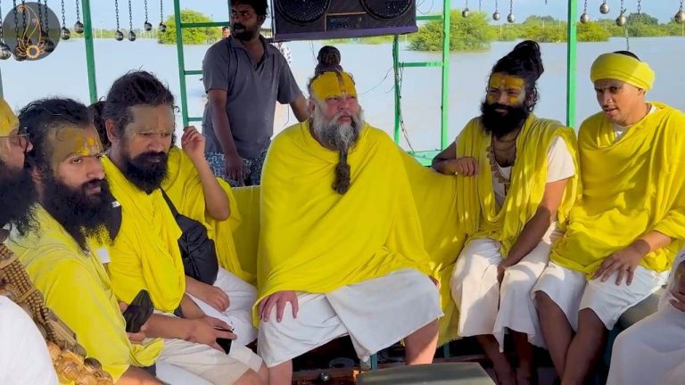Yamuna Floods Vrindavan: Vrindavan submerged in the waters of Yamuna! Premanand Maharaj came out riding on a boat