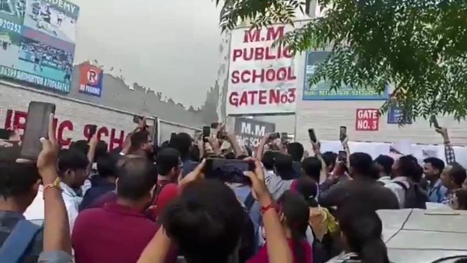 SSC Exam Cancelled: गुरुग्राम में SSC अभ्यर्थियों का फूटा गुस्सा, स्कूल का गेट तोड़ा, मचा हंगामा