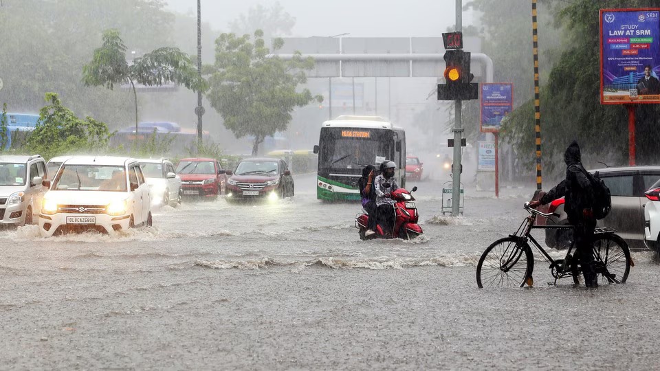 Clouds wreak havoc in Dehradun, torrential rain causes havoc, high alert from mountains to plains!