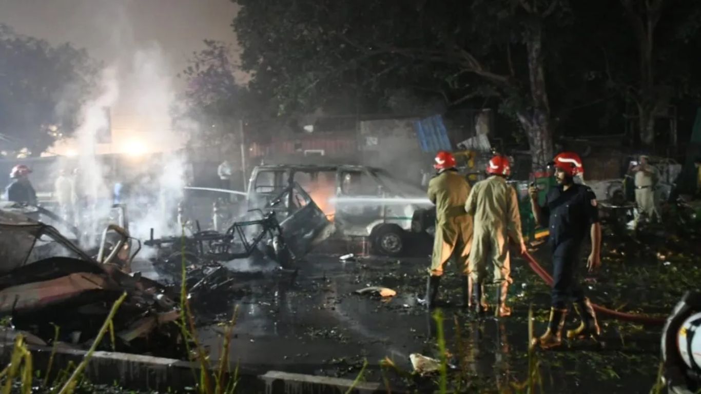 Delhi Blast: Explosion near Red Fort or conspiracy? Security agencies are investigating. Learn about the times the capital has been shaken by such incidents.