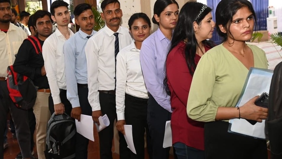 Uttar Pradesh News: A job fair is going to be held in this district of UP, 2500 positions are vacant, you will be shocked to hear the salaries!