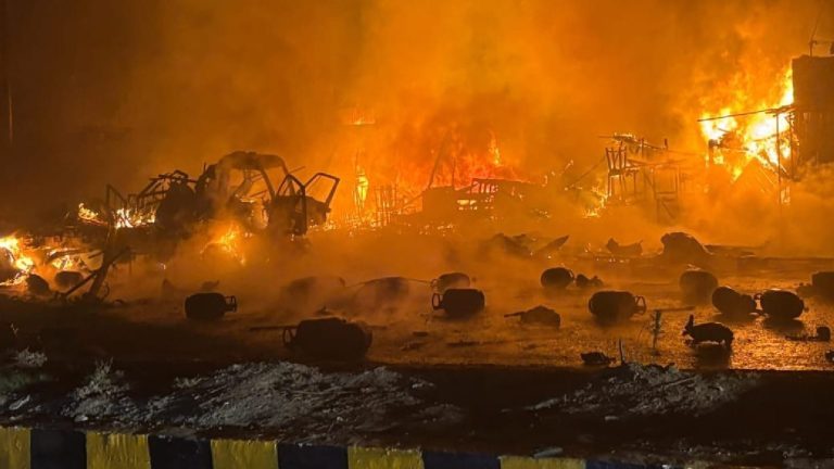 Goa Nightclub Fire: A massive fire broke out in a nightclub in Goa, killing 25 people, CM Sawant ordered action.