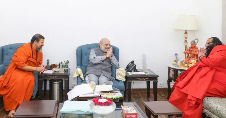Amit Shah Meets Hindu Saints: Amit Shah meeting Hindu saints Acharya Kailashanand Giri and Mahant Ravindra Puri at government residence