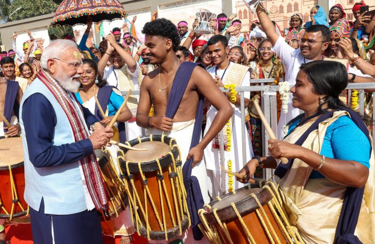 PM Modi Artists Interaction: Prime Minister Narendra Modi interacting with artists at Somnath Temple after offering prayers