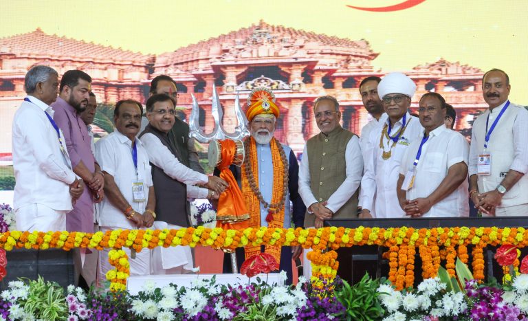 PM Modi Somnath Parv Yatra: PM Modi wearing traditional turban and holding Trishul during Somnath Parv Yatra