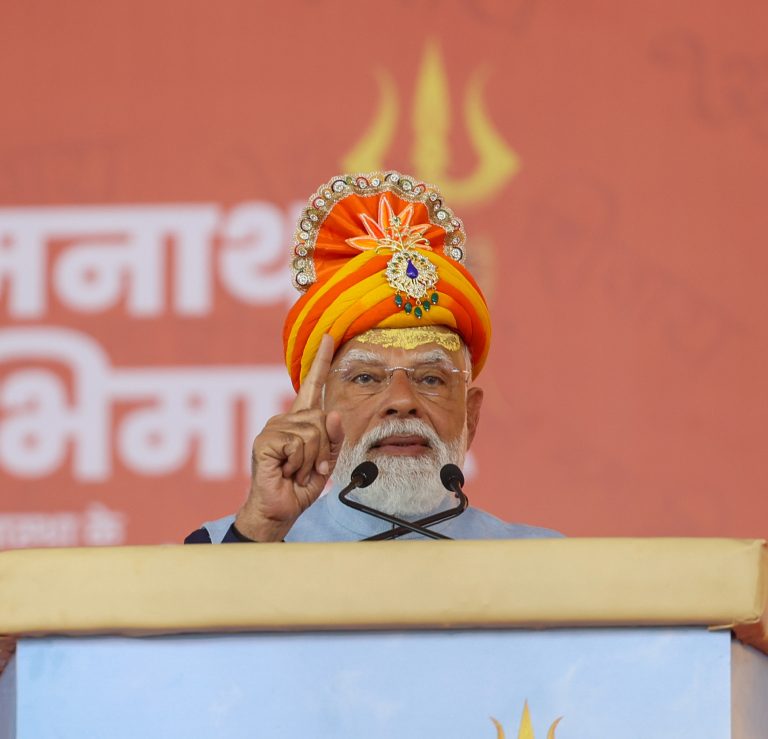 Somnath Swabhiman Parv PM Modi Speech: PM Narendra Modi addressing devotees at Somnath Swabhiman Parv with Somnath Temple and sea waves in the background
