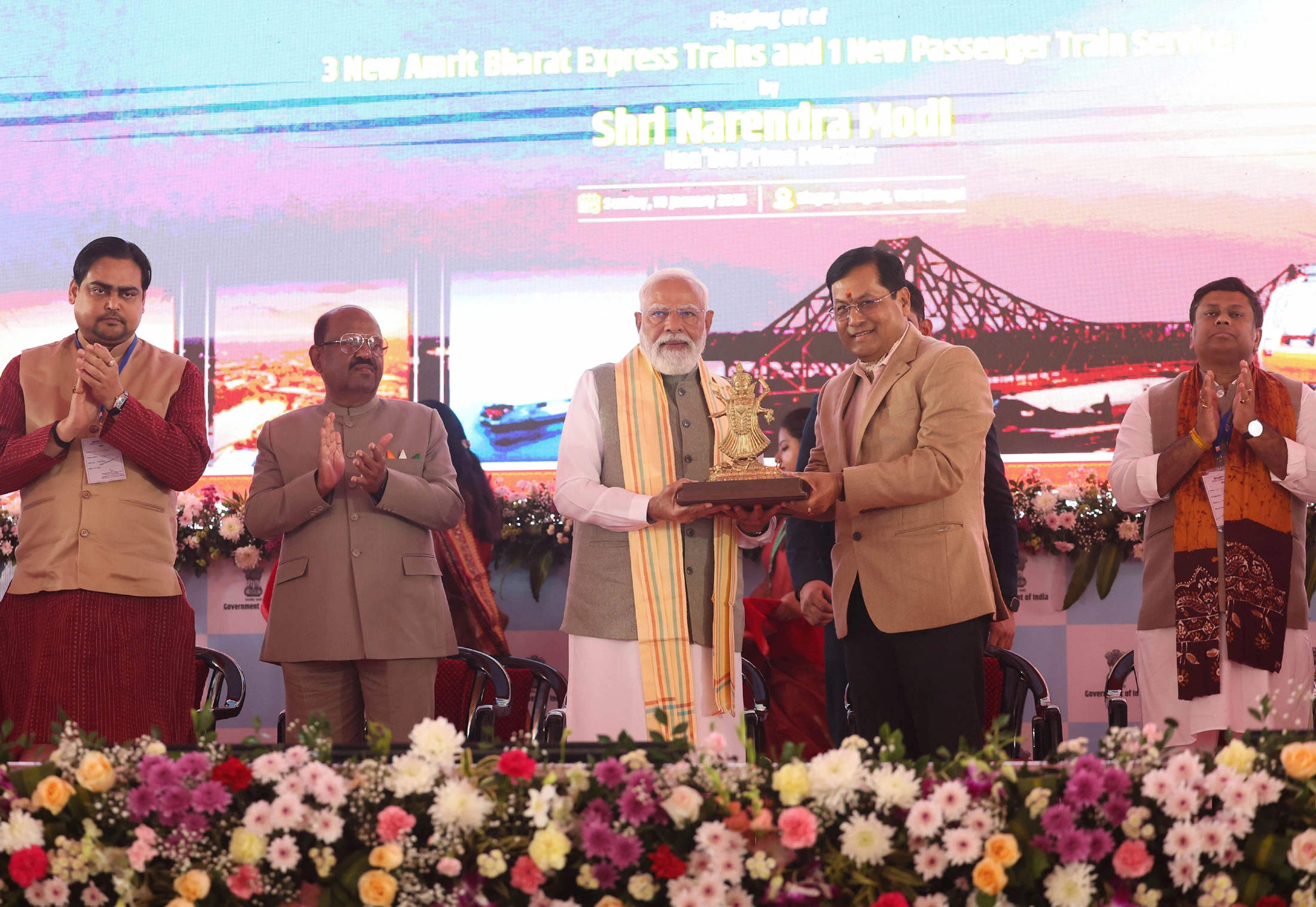 PM Modi Receives Lord Ram Portrait: Prime Minister Narendra Modi receiving a picture of Lord Ram on stage during a West Bengal rally while supporters chant slogans.