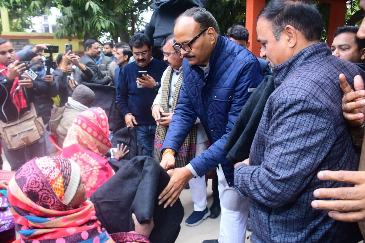 UP News: Relief work amid the cold wave, Deputy CM Brajesh Pathak distributed blankets in Cantt.