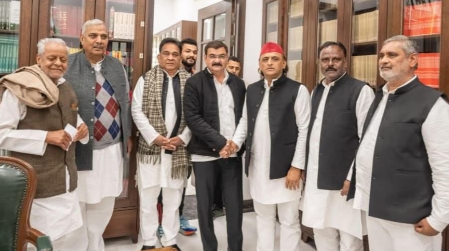 UP Politics: Anuj Malik left BSP and joined SP's cycle, Akhilesh Yadav got him membership