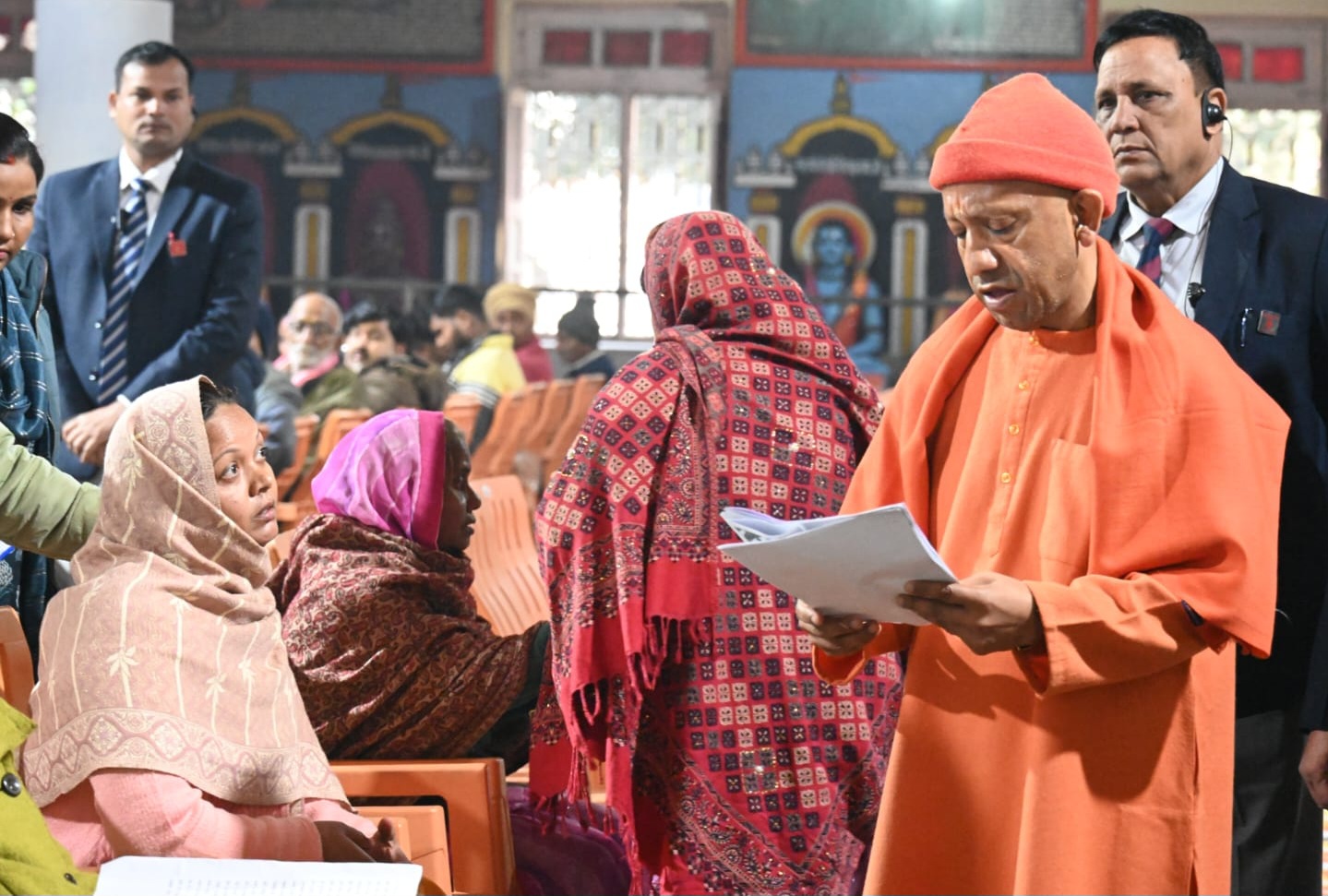 CM Yogi News: CM Yogi assured that the problems of 200 complainants will be resolved.