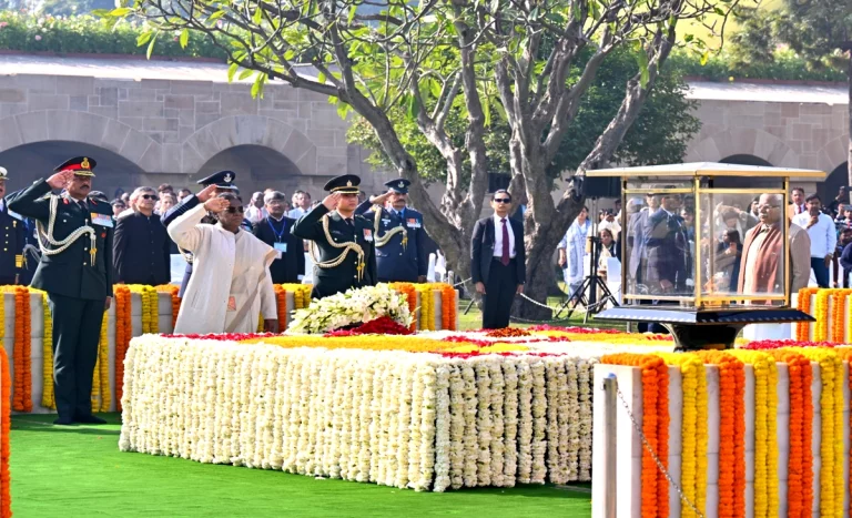 Murmu Tribute to Mahatma Gandhi: President Droupadi Murmu paying floral tribute to Mahatma Gandhi at Raj Ghat on his 78th death anniversary
