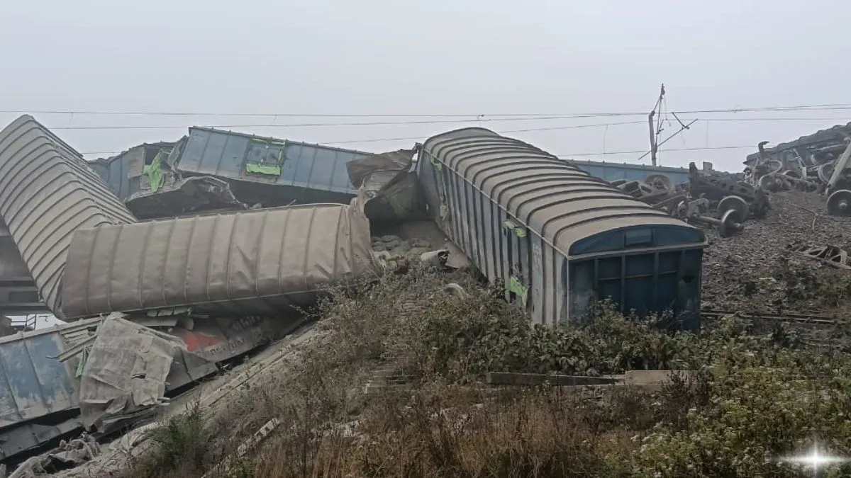 Jharkhand News: After Bihar, now a freight train accident in Jharkhand! Two coaches derailed in the Bandamunda section, disrupting the Mumbai-Howrah railway line.