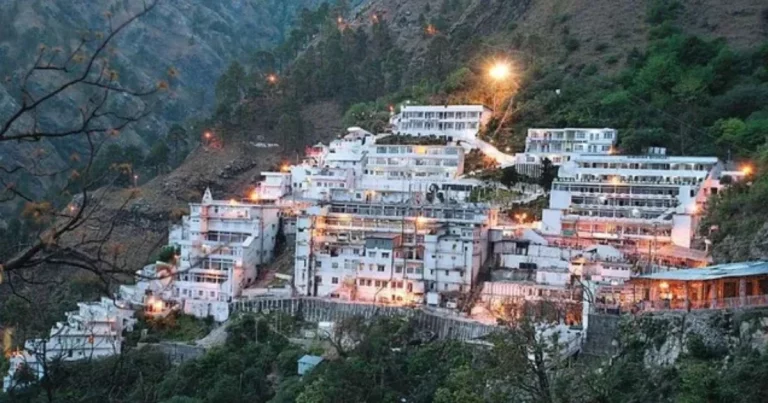 Vaishno Devi Yatra Stopped: Heavy snowfall on Trikuta Hills causing suspension of Vaishno Devi Yatra