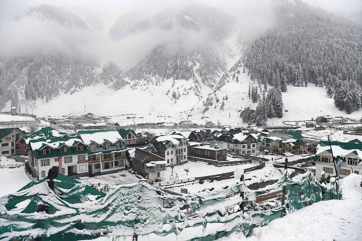 Uttarakhand Weather: Cold wave intensifies in Uttarakhand, mercury drops to -20°C in Gangotri, Bhagirathi river freezes, and snowfall continues in Kedarnath.
