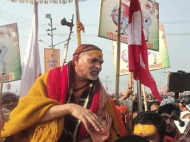 Avimukteshwaranand Mela Controversy: Swami Avimukteshwaranand surrounded by devotees at Prayagraj Sangam during Mouni Amavasya, with police managing the crowd
