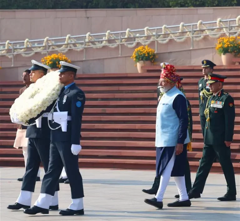 PM Modi Tribute to Soldiers: Prime Minister Narendra Modi and Defence Minister Rajnath Singh paying tribute to martyrs at National War Memorial in Delhi.