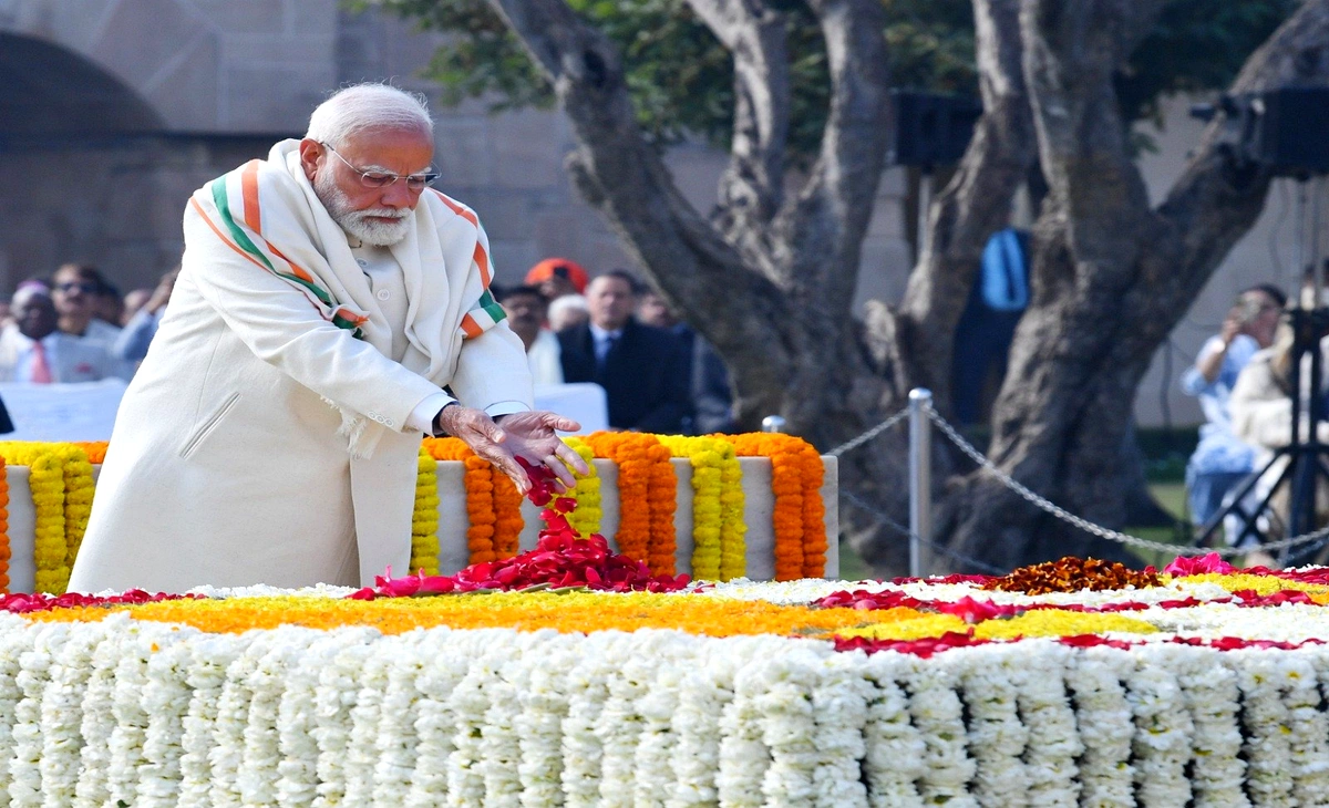 Prime Minister Modi pays Tribute: Prime Minister Narendra Modi paying tribute to Mahatma Gandhi at Raj Ghat on 78th death anniversary