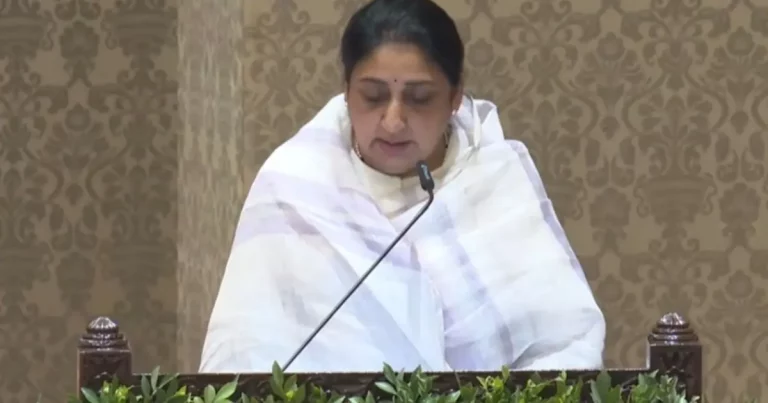 Sunetra Pawar Deputy CM: Sunetra Pawar taking oath as Maharashtra Deputy Chief Minister amid NCP leaders and supporters