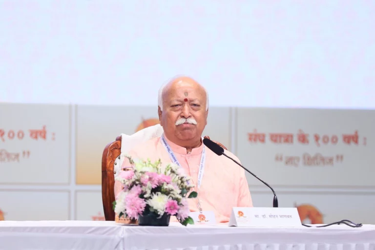 Mohan Bhagwat Statement: Mohan Bhagwat addressing a public gathering while speaking on RSS leadership and English language