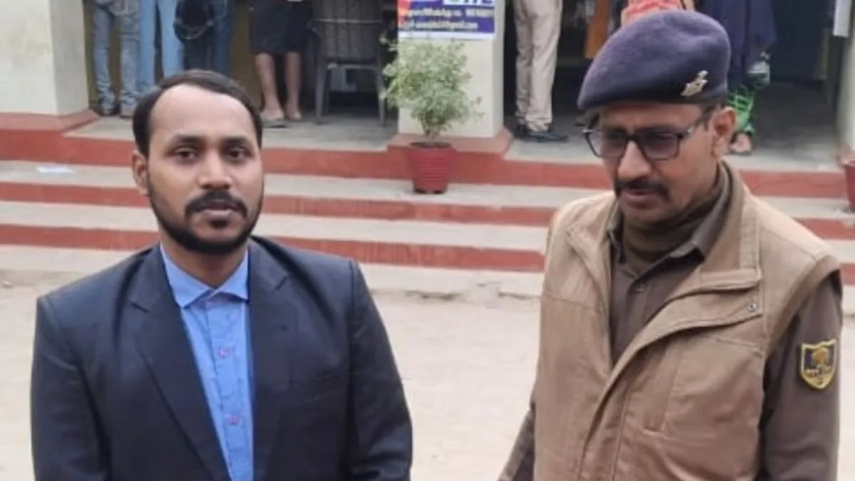 UP News: A fake IAS officer arrived with a bouquet to defraud the DM and SSP, but the matter was revealed during the conversation.